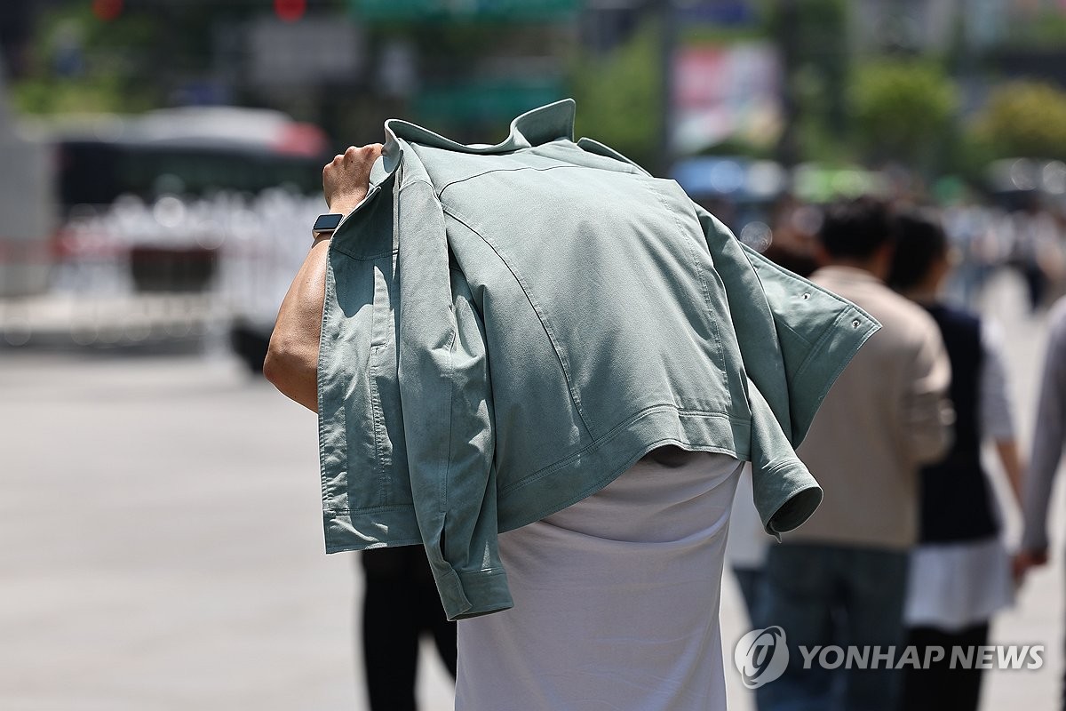 '낮 최고 37도' 꺾이지 않는 폭염…열대야 계속