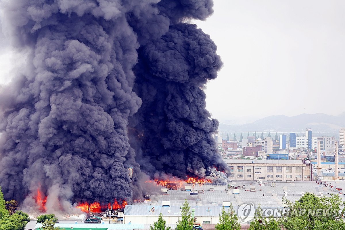 Smoke billows from a Kumho Tire Co. plant in Gwangju, some 270 kilometers south of Seoul, following a fire that broke out on May 17, 2025. (Yonhap)