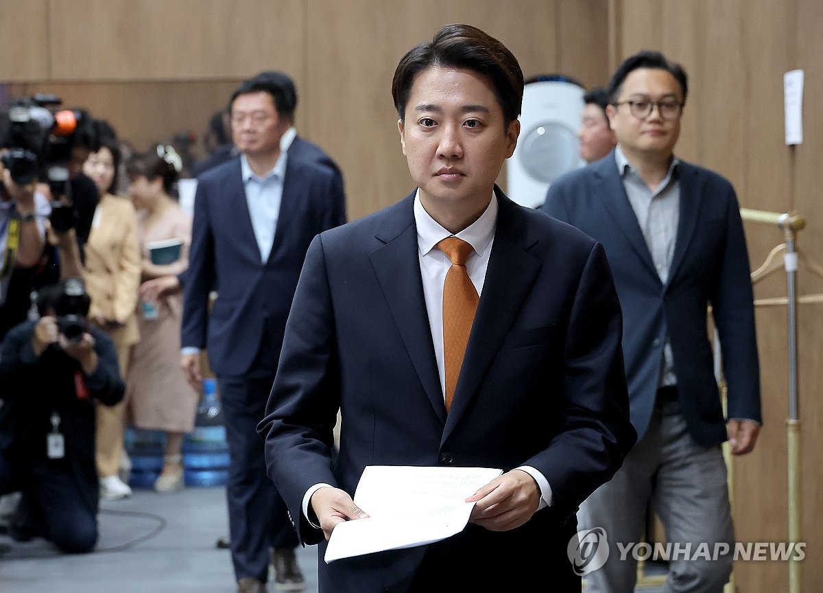 이준석 완주의지 단호…안철수·尹 막판 단일화와 다른 양상