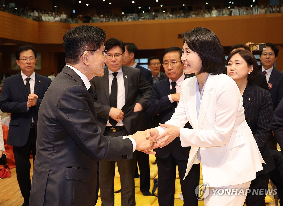 대선 후보 부인들의 만남: 김문수 후보와 김혜경 여사, 구인사에서 악수