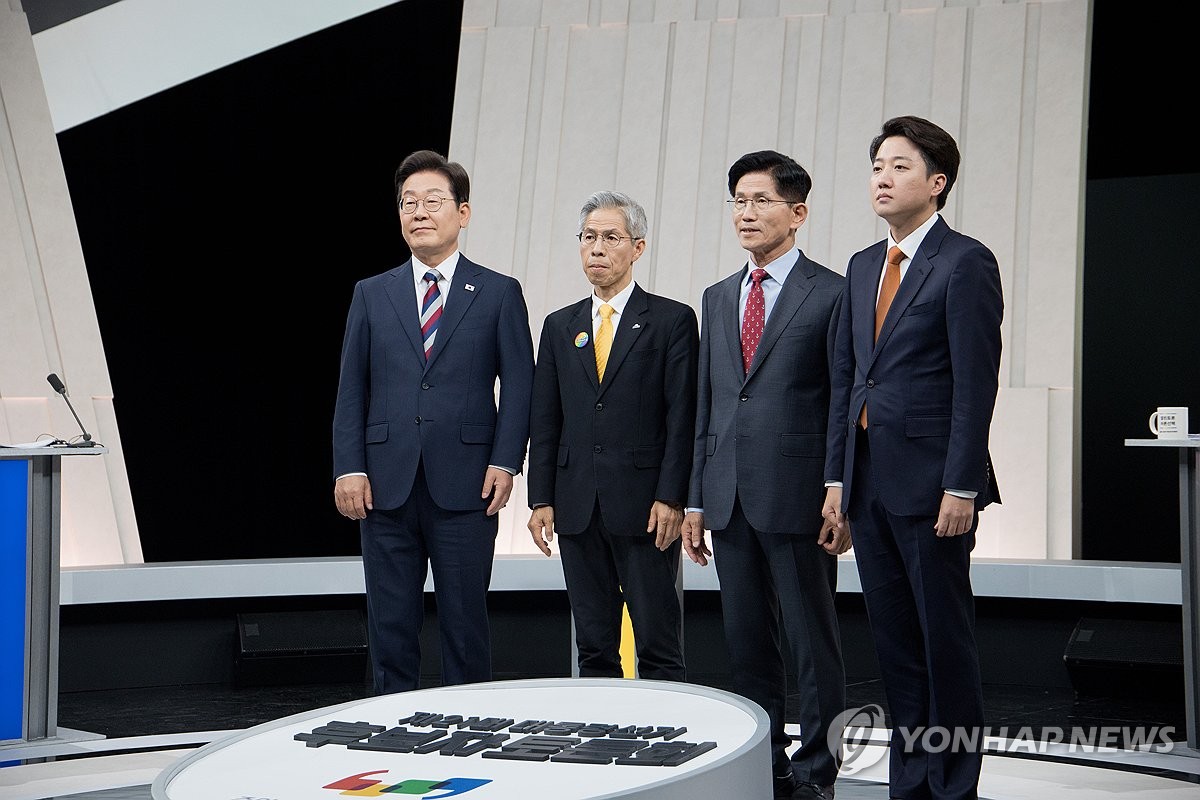 이재명 "계엄요건 강화·거부권 제한"…김문수 "李, 삼권분립 파괴"
