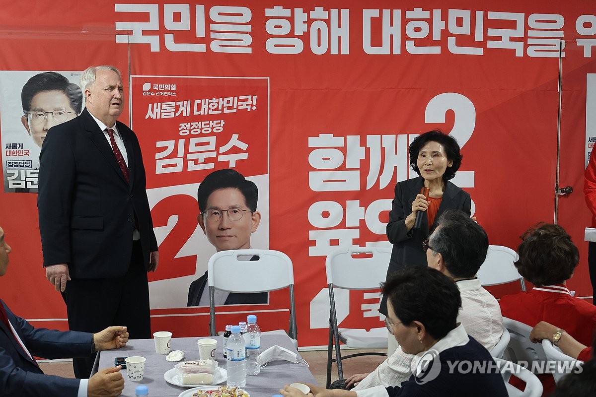 설난영 여사, 고향 순천 찾아 모교 방문…호남 표심잡기