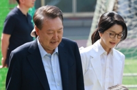 韓国大統領選　尹前大統領夫妻が投票