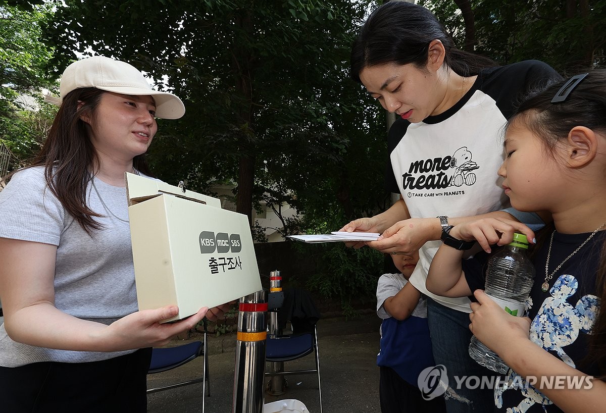 출구조사 진행하는 방송사 출구조사원