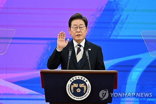  Lee vows to unite nation, revitalize slowing economy