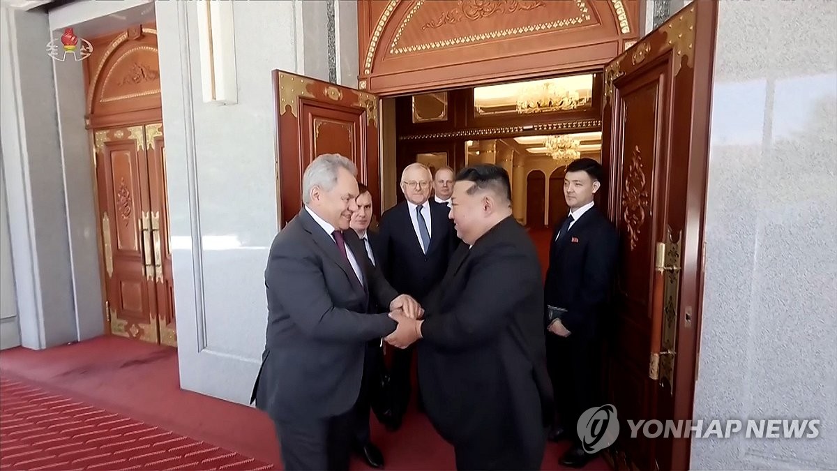 푸틴 특사로 또 평양 간 쇼이구…이례적 잦은 방북 배경 주목