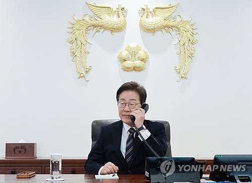 Lee sostiene conversaciones telefónicas con el PM japonés