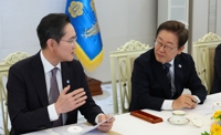 (LEAD) Lee meets with Samsung Electronics chairman amid ongoing talks with U.S.