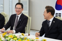 재계, 새정부 경제 정책 기대감…이재용 "자서전 읽어봤다" 웃음