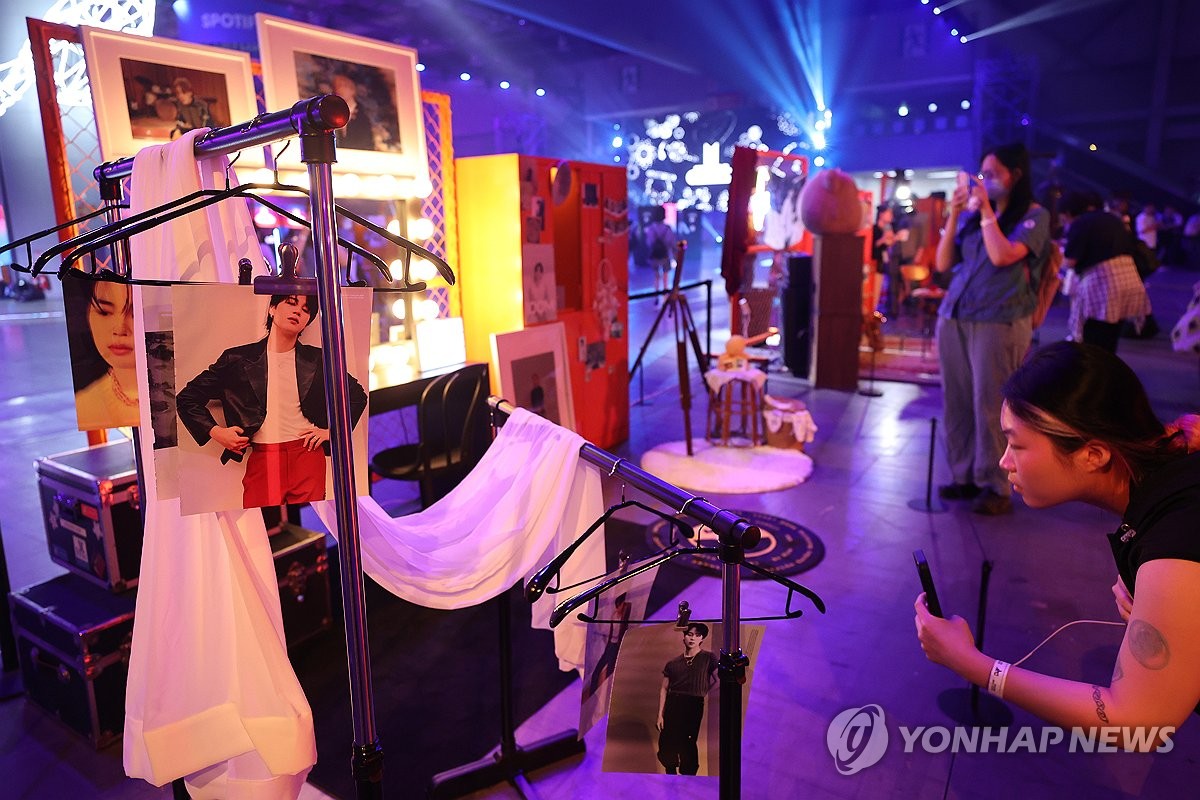 Los fans de la sensación mundial del K-pop BTS disfrutan en el 2025 BTS Festa, que está teniendo lugar, del 13 al 14 de junio de 2025, en el Centro Internacional de Exhibiciones de Corea del Sur, en Goyang, al noroeste de Seúl. 
