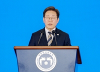 Lee to post social media messages in both S. Korean, foreign languages to 'show respect'
