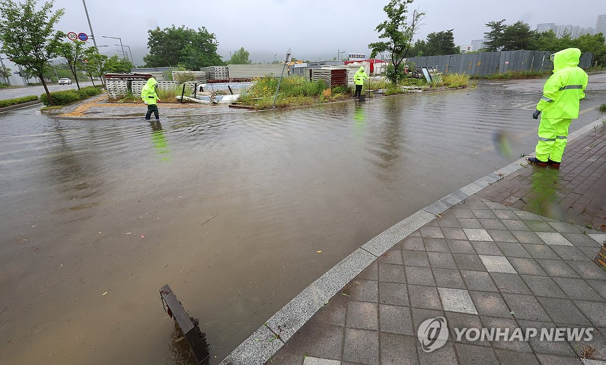 주말 전국 장맛비 예상…"빗물받이·우수관로 막힘 신고해주길" 관련 이미지