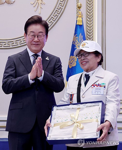 Lee meets war veterans