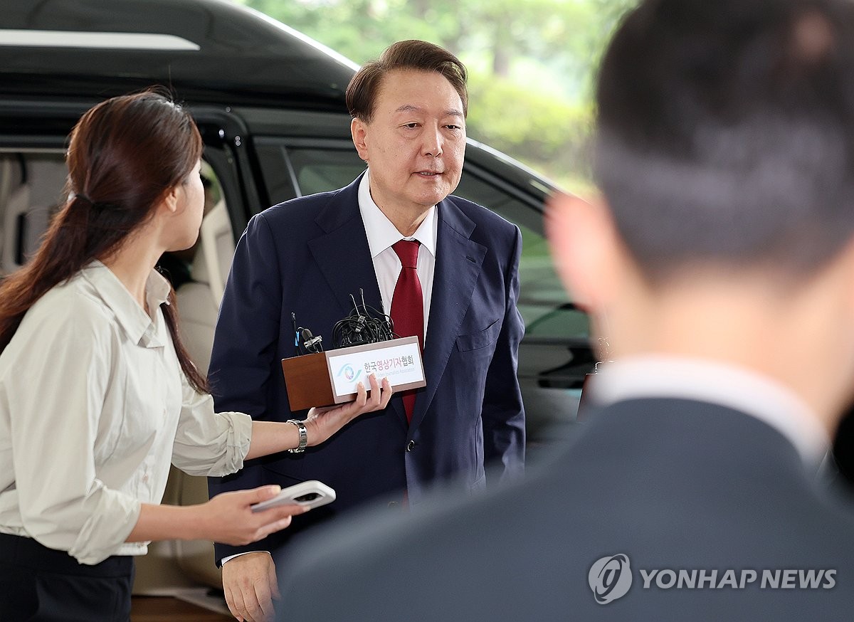 결국 현관으로 온 尹, 말없이 고검청사 입장…특검조사 곧 시작