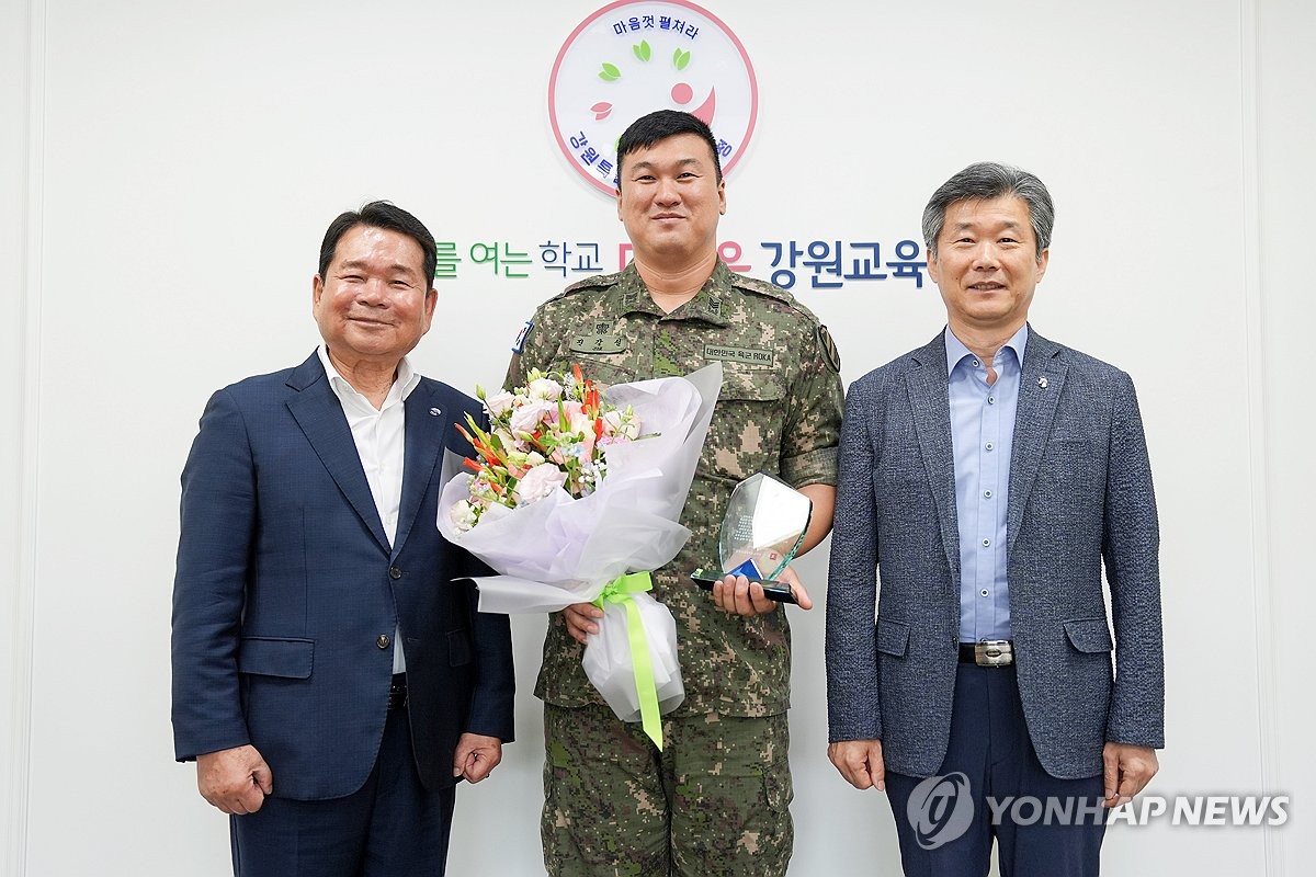 강원교육청, 물에 빠진 학생 2명 구한 육군 간부에 감사패 전달