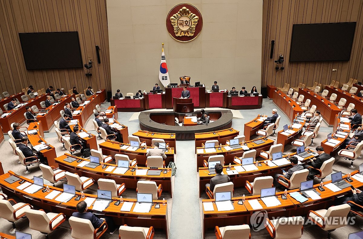 여야 추경 공방…"돈 안벌고 빚잔치"·"굶는데 한가한 …