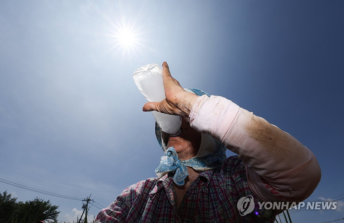 한낮 최고 37도 무더위…수도권 등 빗방울