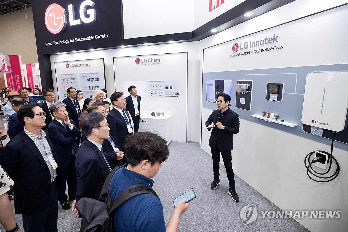 유상임 장관, LG전자 첨단 기술 시연에 감탄! 지속 가능한 소재 개발의 미래를 엿보다