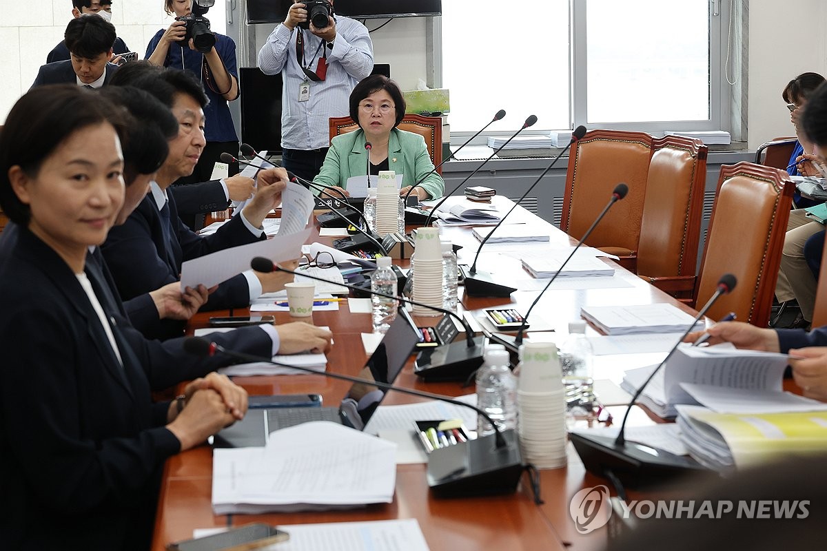 '방송 3법' 與 주도 법안소위 통과…국힘 반발하며 불…