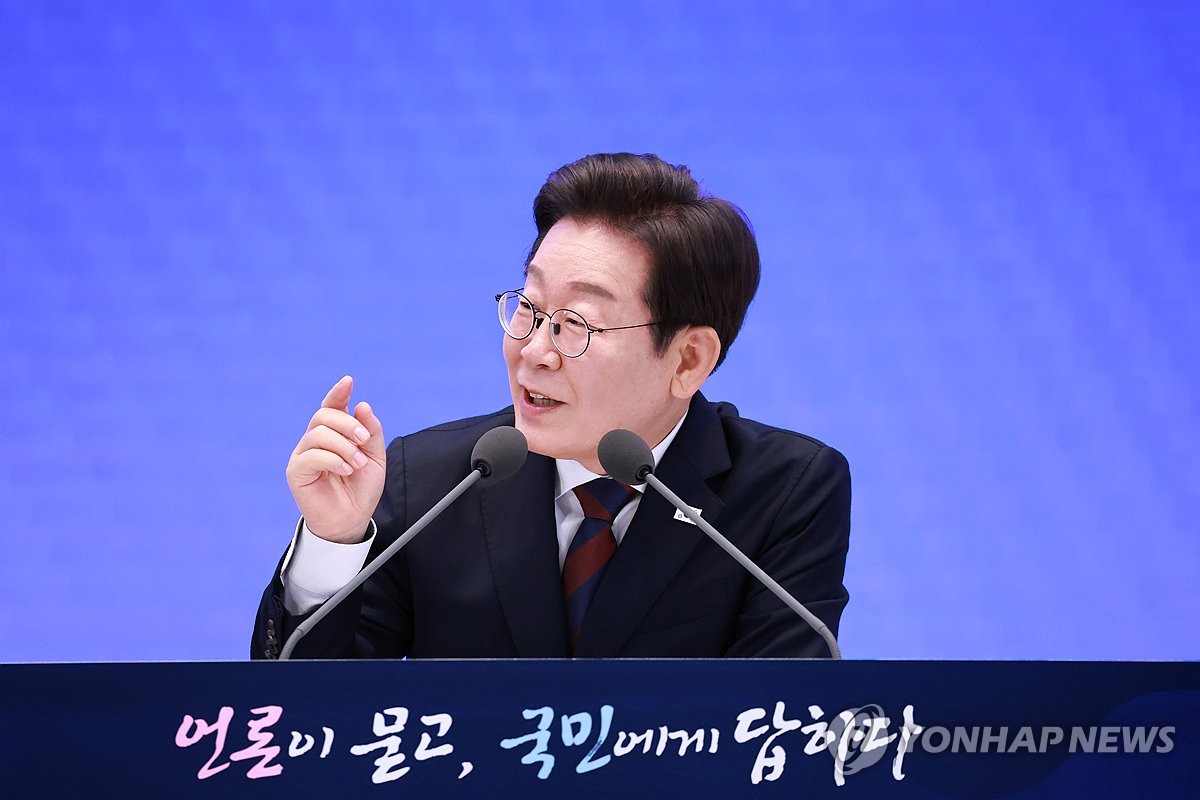 李대통령 "한일, 과거사로 서로 고통…북핵 등 협력 분야 많아"