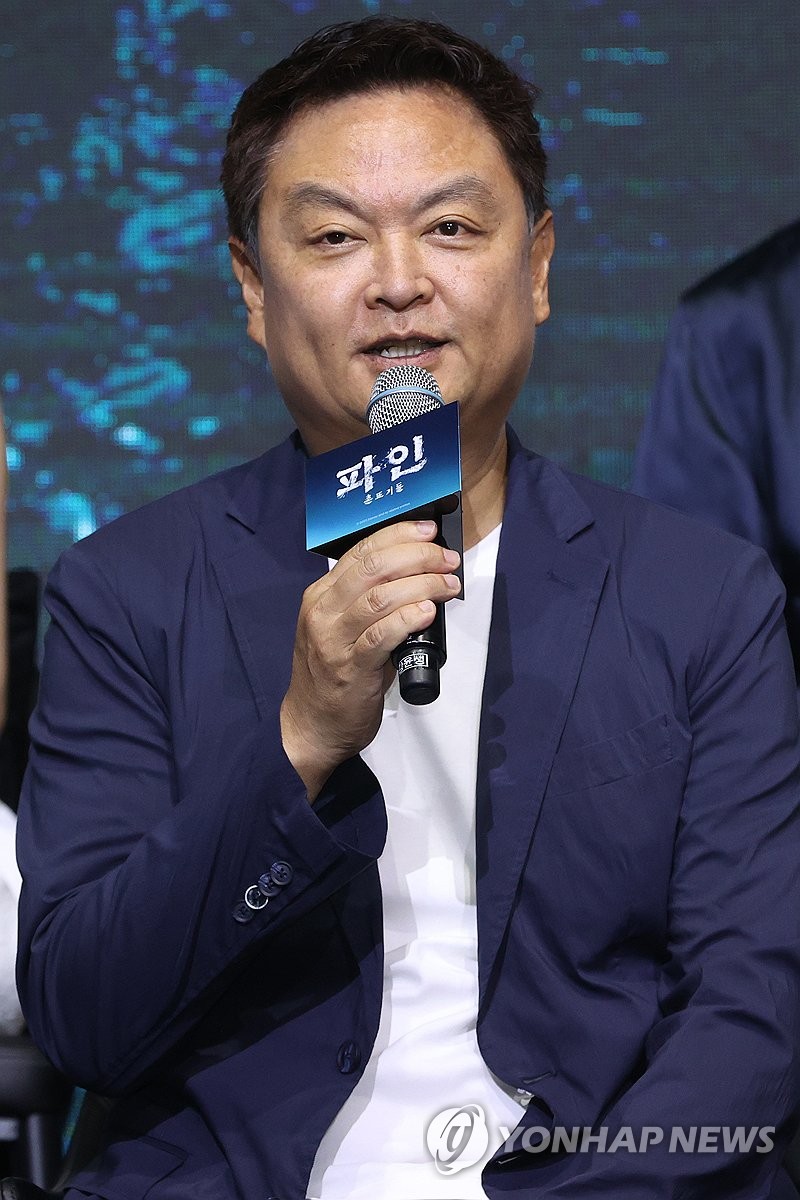 인사말하는 강윤성 감독