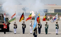 (LEAD) UNC chief honors troops for laying foundation of S. Korea's development in 75th anniv. ceremony