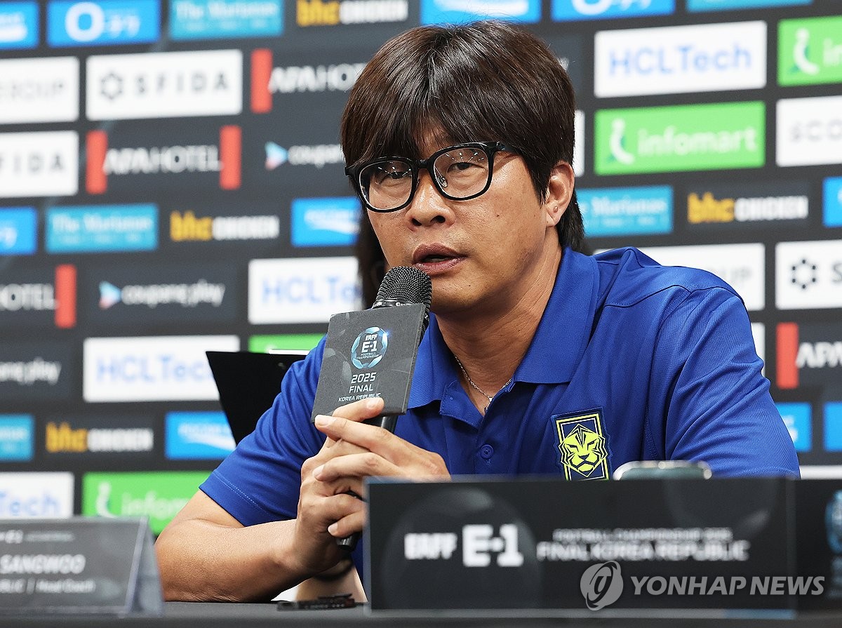 질문에 답하는 신상우 감독