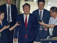 "고립무원·변호사 공격" 호소 尹…특검은 'YS 국무회의' 제시