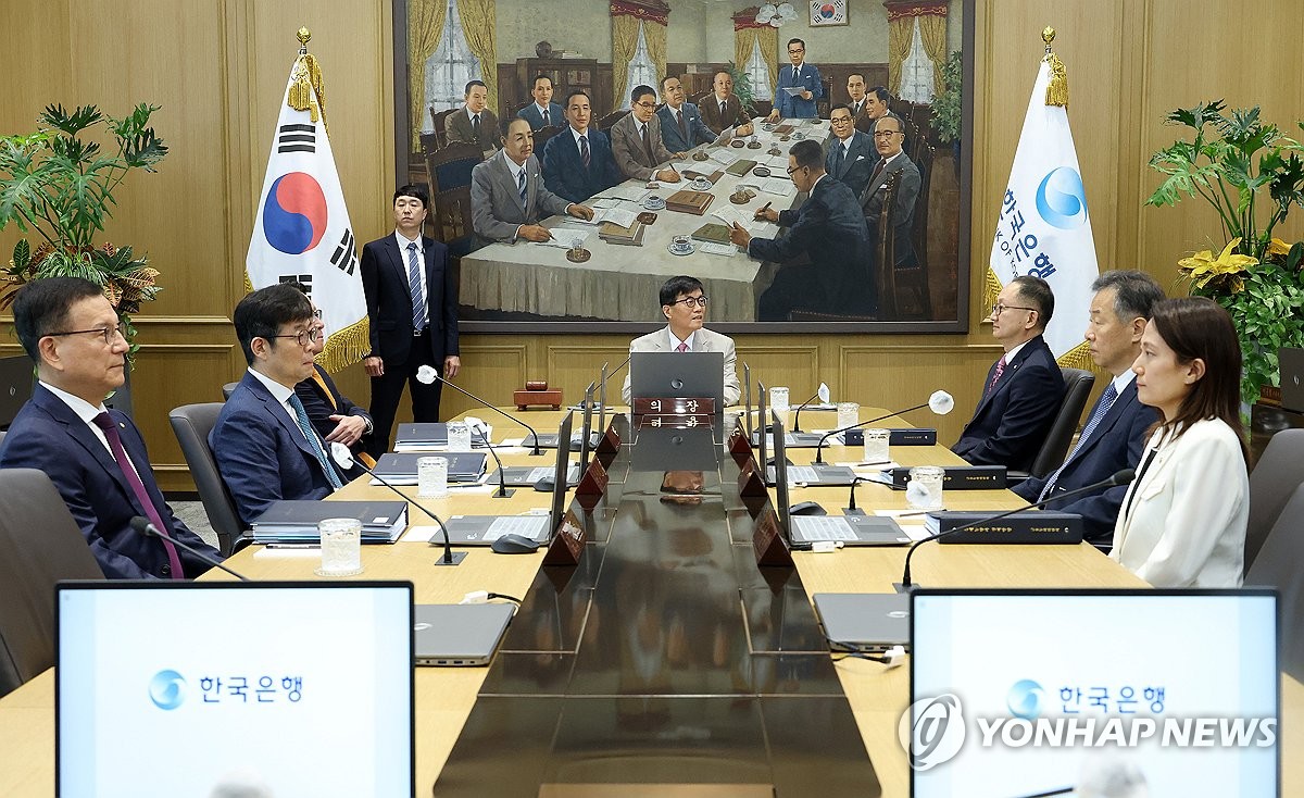 이창용 총재, 금통위 주재