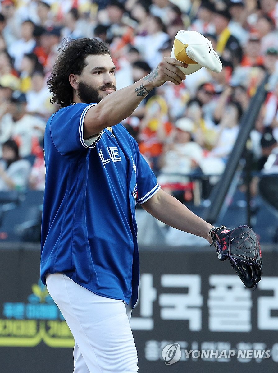 류현진 유니폼 입은 폰세