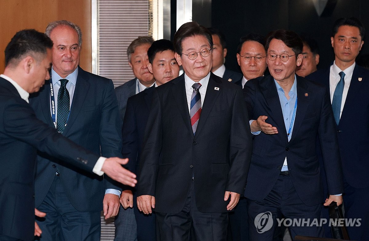 李대통령 국정지지율 64.6%…민주 56.2%·국힘 2…