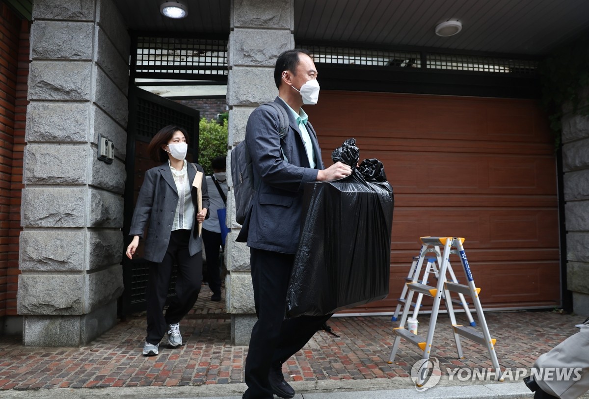 '건진법사' 법당, 압수수색 종료