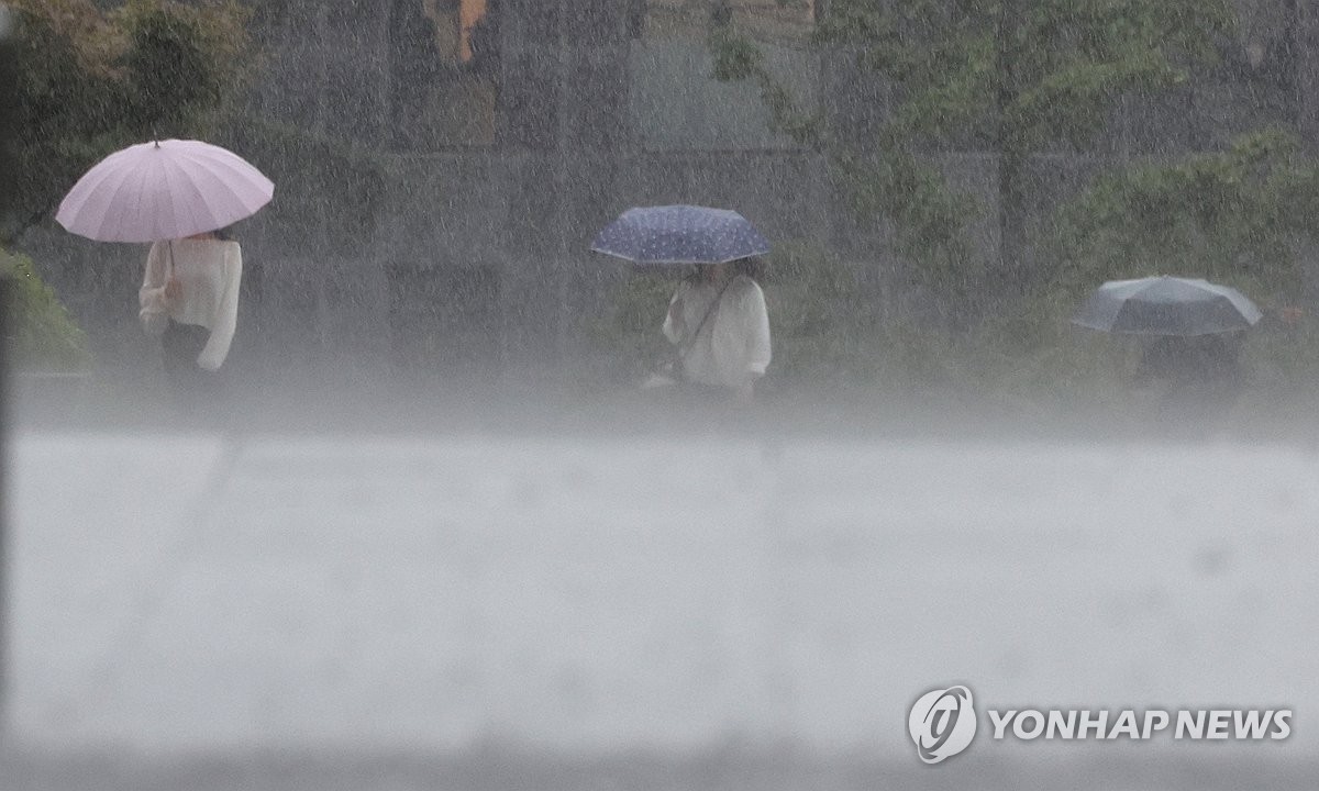 폭우에 강북구 수유동 주택 외벽 붕괴…주민 20여명 대피