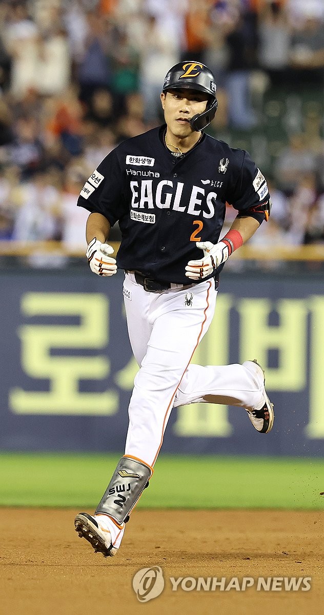 9회초 홈런 후 홈인하는 심우준