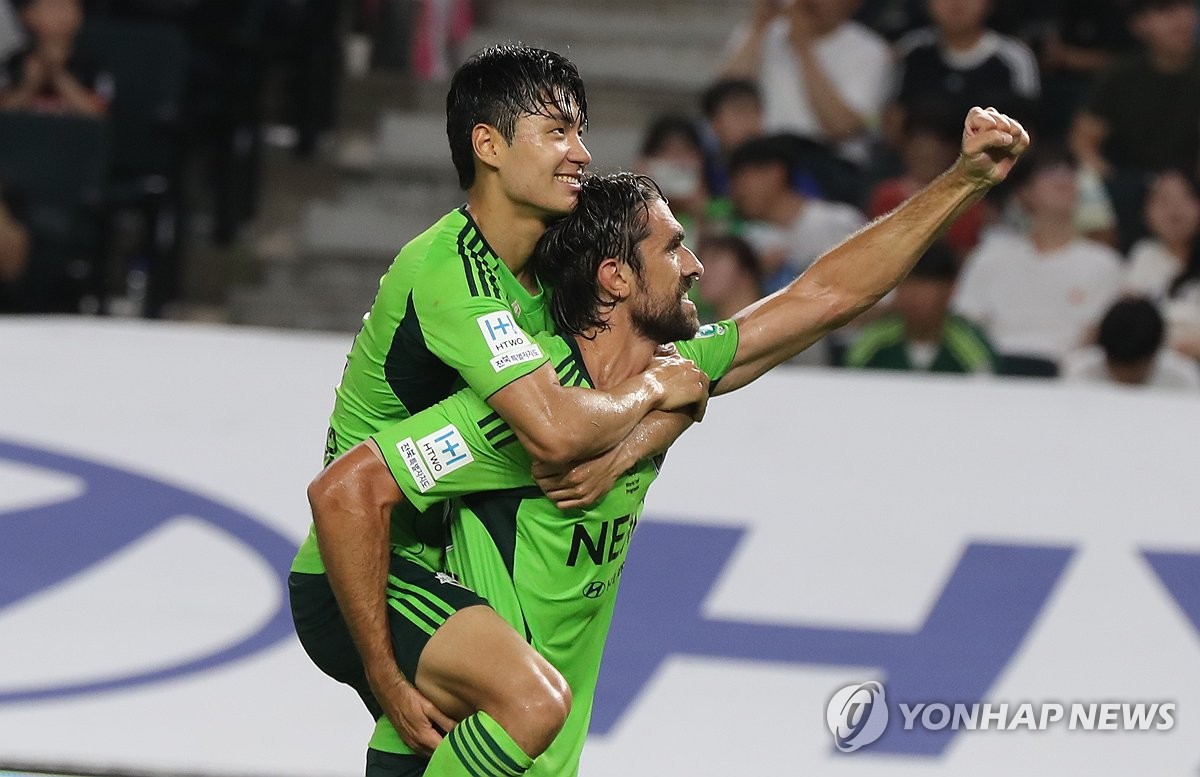 K리그1 선두 전북, 강원 2-0 완파하고 19경기 무패 행진