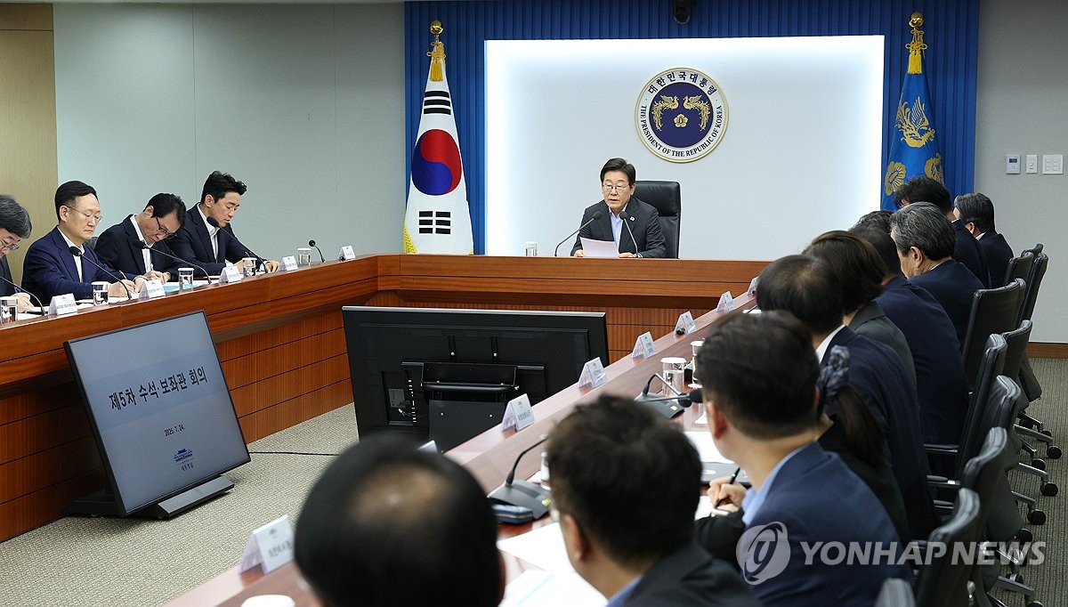 李대통령 "과한 감사·수사로 공직자 의욕 꺾는 일 없어야"