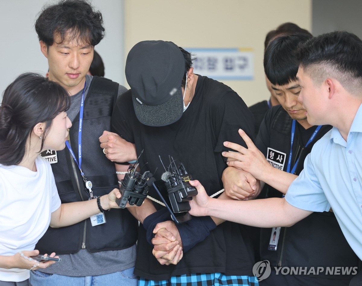 5시간 훔쳐보고 촬영해도 "스토킹 아니다"…'고무줄 판…