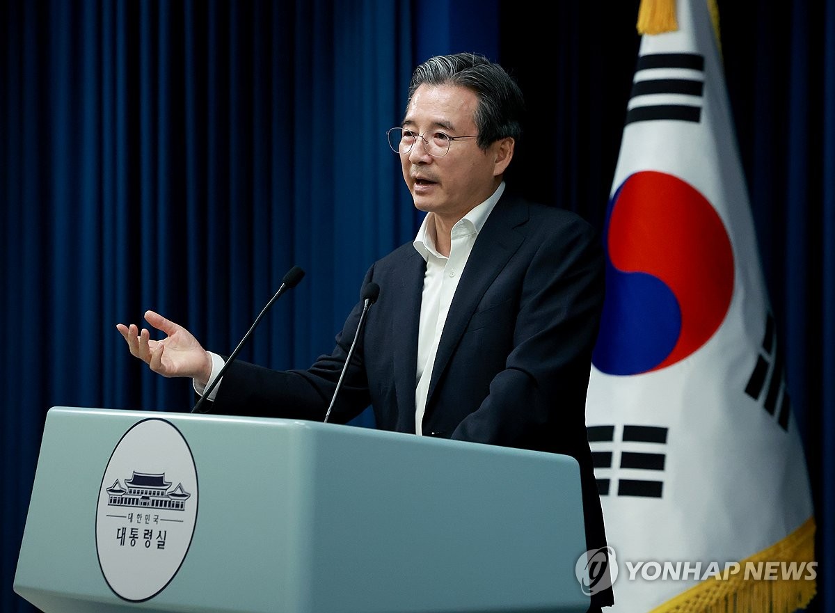 Kim Yong-beom, the presidential chief of staff for policy, announces that South Korea has clinched a trade deal with the United States during a press briefing held at the presidential office in Seoul on July 31, 2025. (Yonhap)
