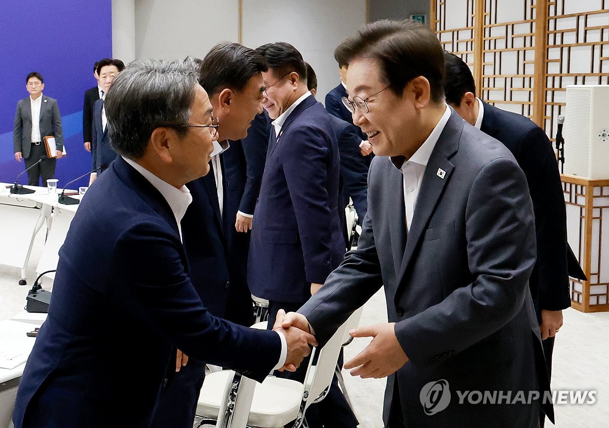 이재명 대통령, 강기정 광주광역시장과 인사