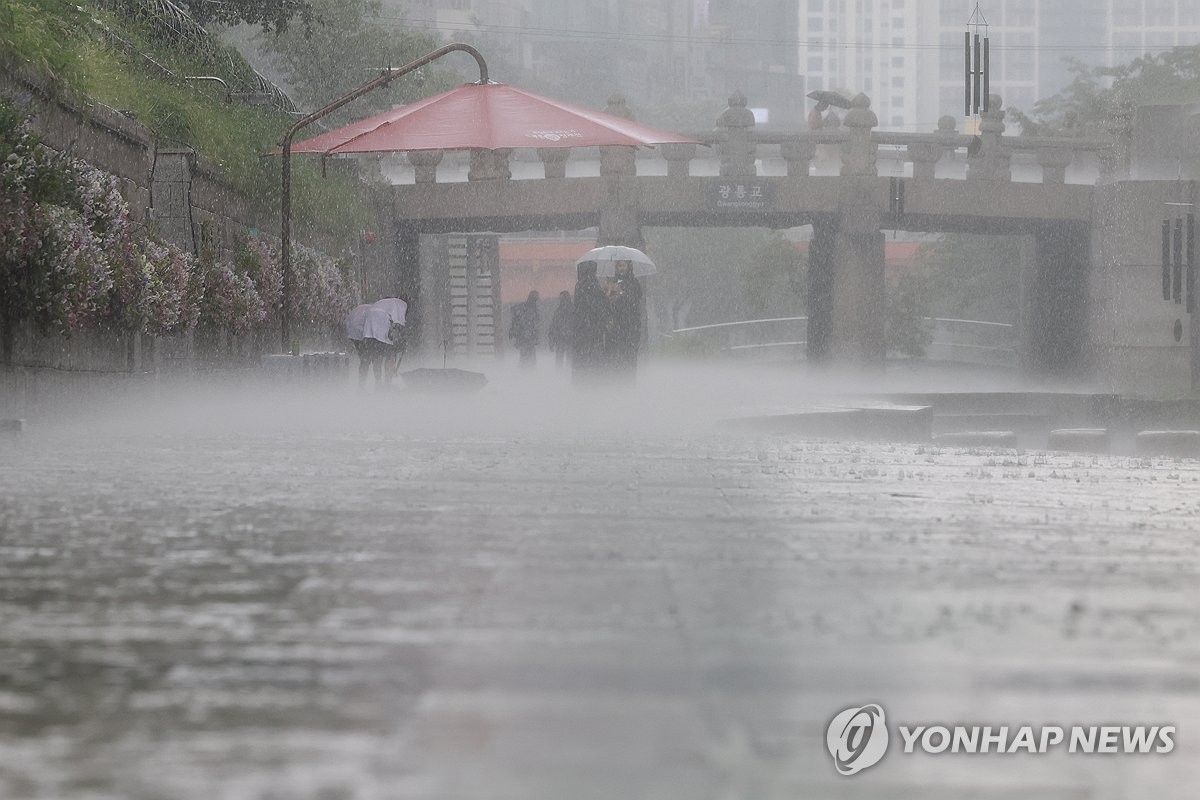 주말 남부지방 시간당 최고 50mm 폭우…무더위는 지속