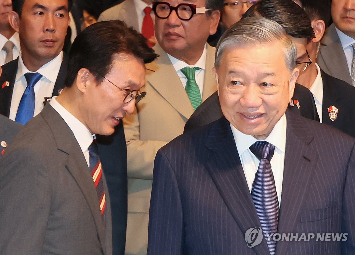 한-베 비즈니스 포럼 참석하는 김민석 총리와 또 럼 서기장