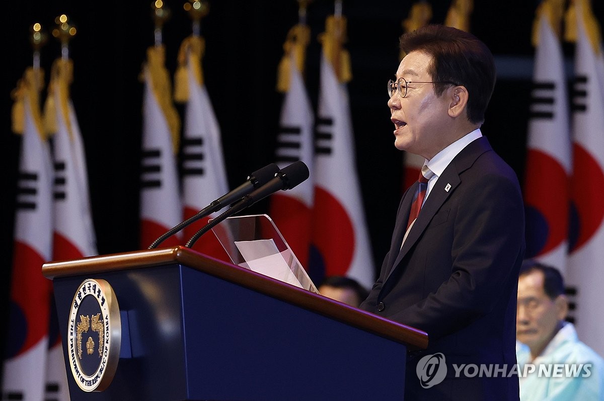李대통령 "北체제 존중…어떤 형태의 흡수통일도 추구 않겠다"(종합)