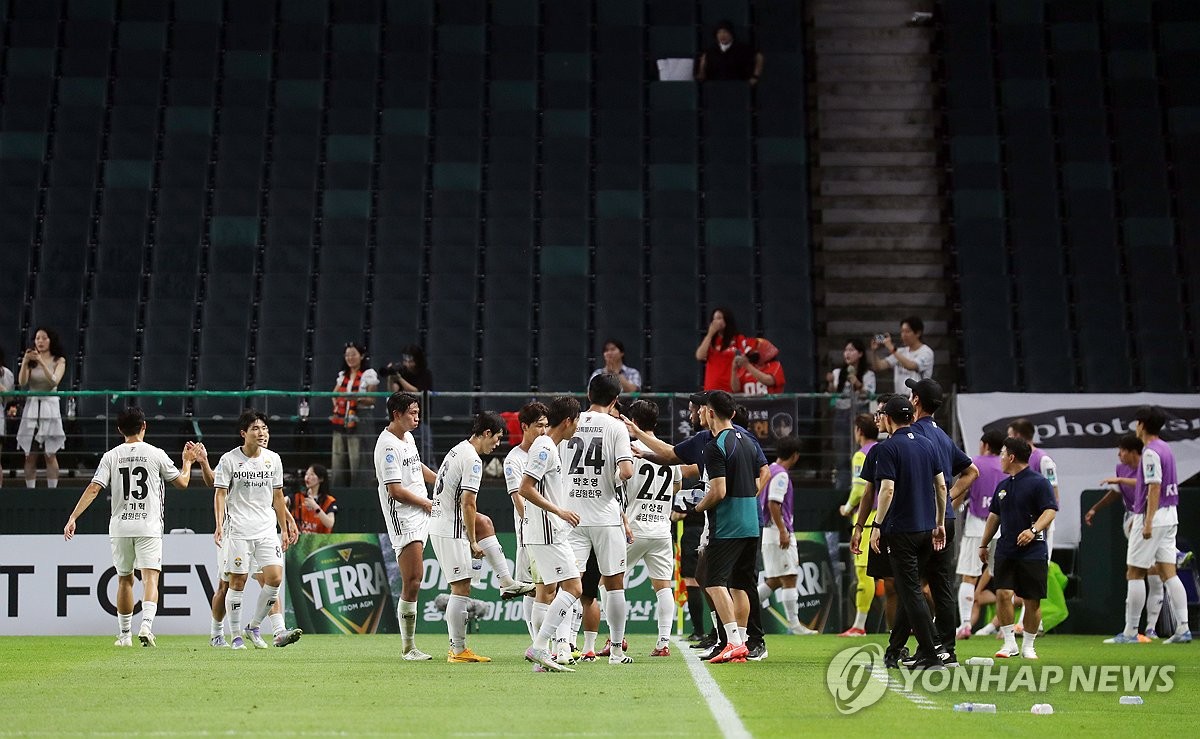 기뻐하는 강원 선수들