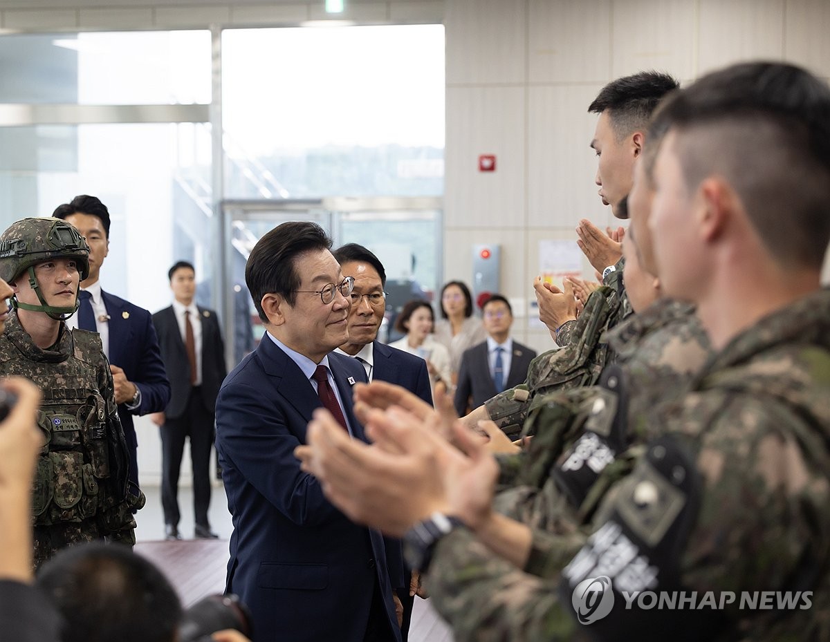 최전방 軍부대 찾은 李대통령 "안보 못지않게 장병들 건강 중요"