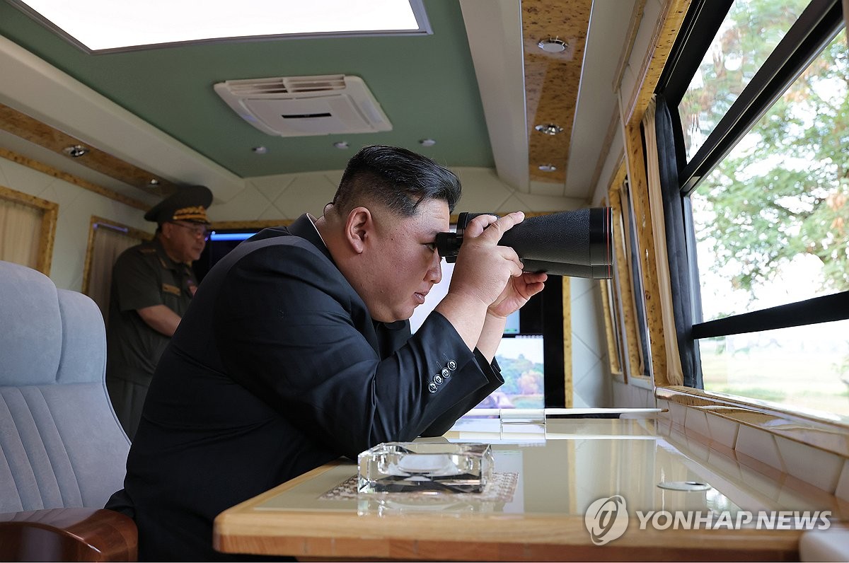 김정은 "9차 당대회서 핵무력·상용무력 병진정책 제시할 것"(종합)