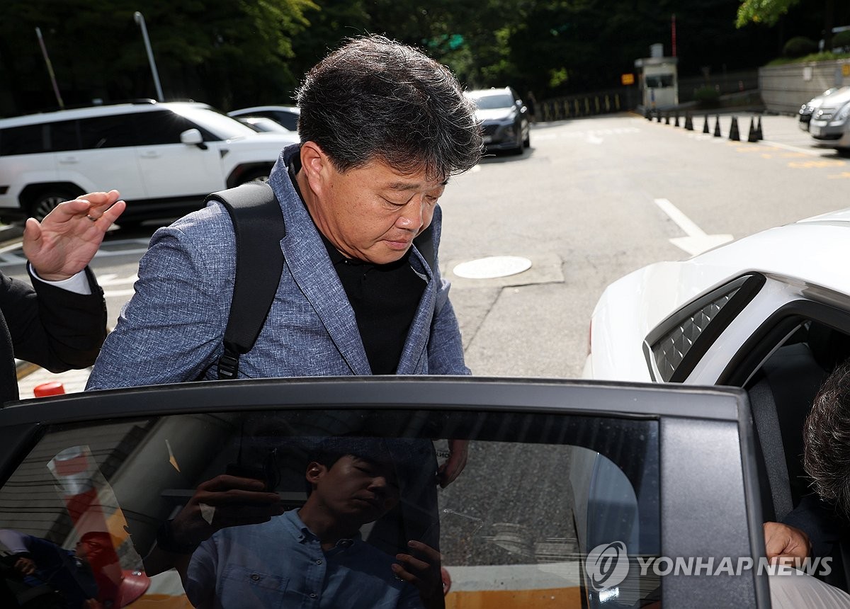 법원 나서는 박창욱 경북도의원