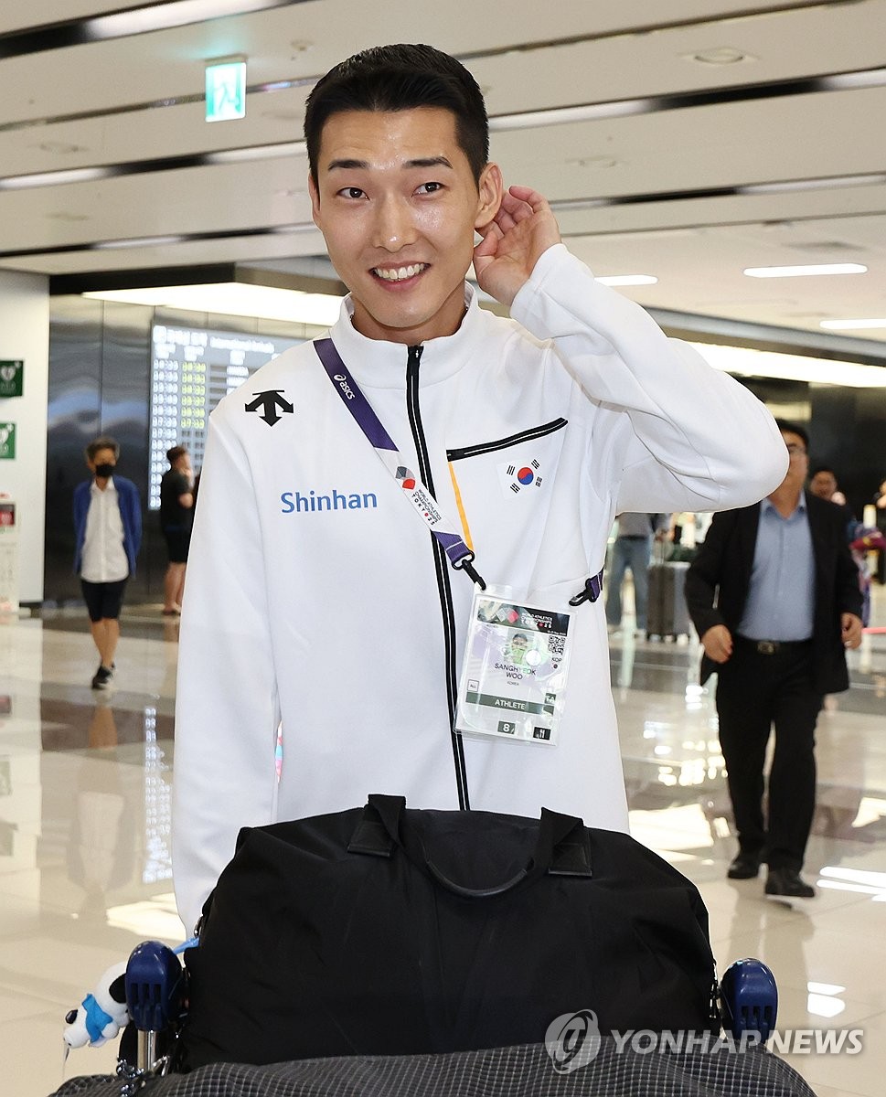 환하게 웃으며 귀국하는 '스마일 점퍼' 우상혁