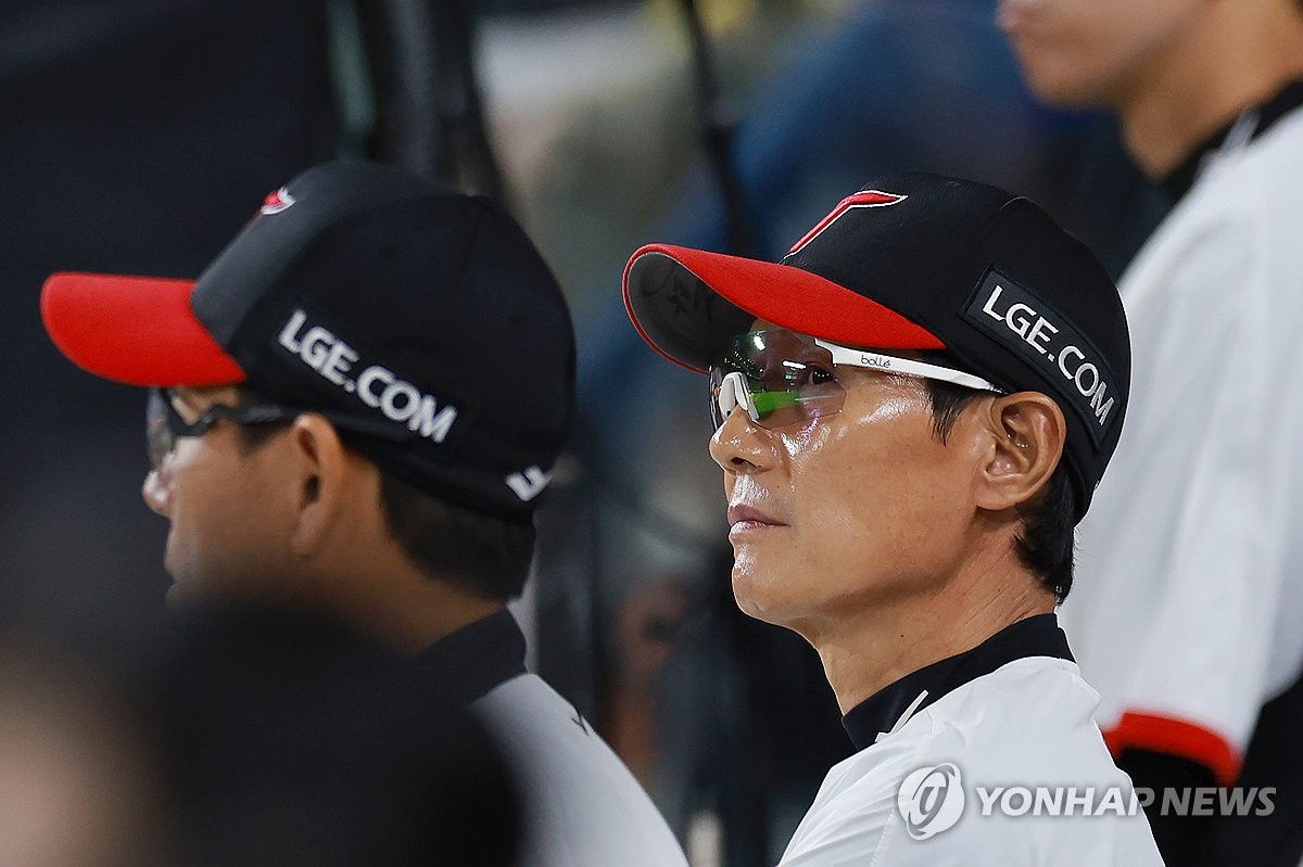 경기 지켜보는 염경엽