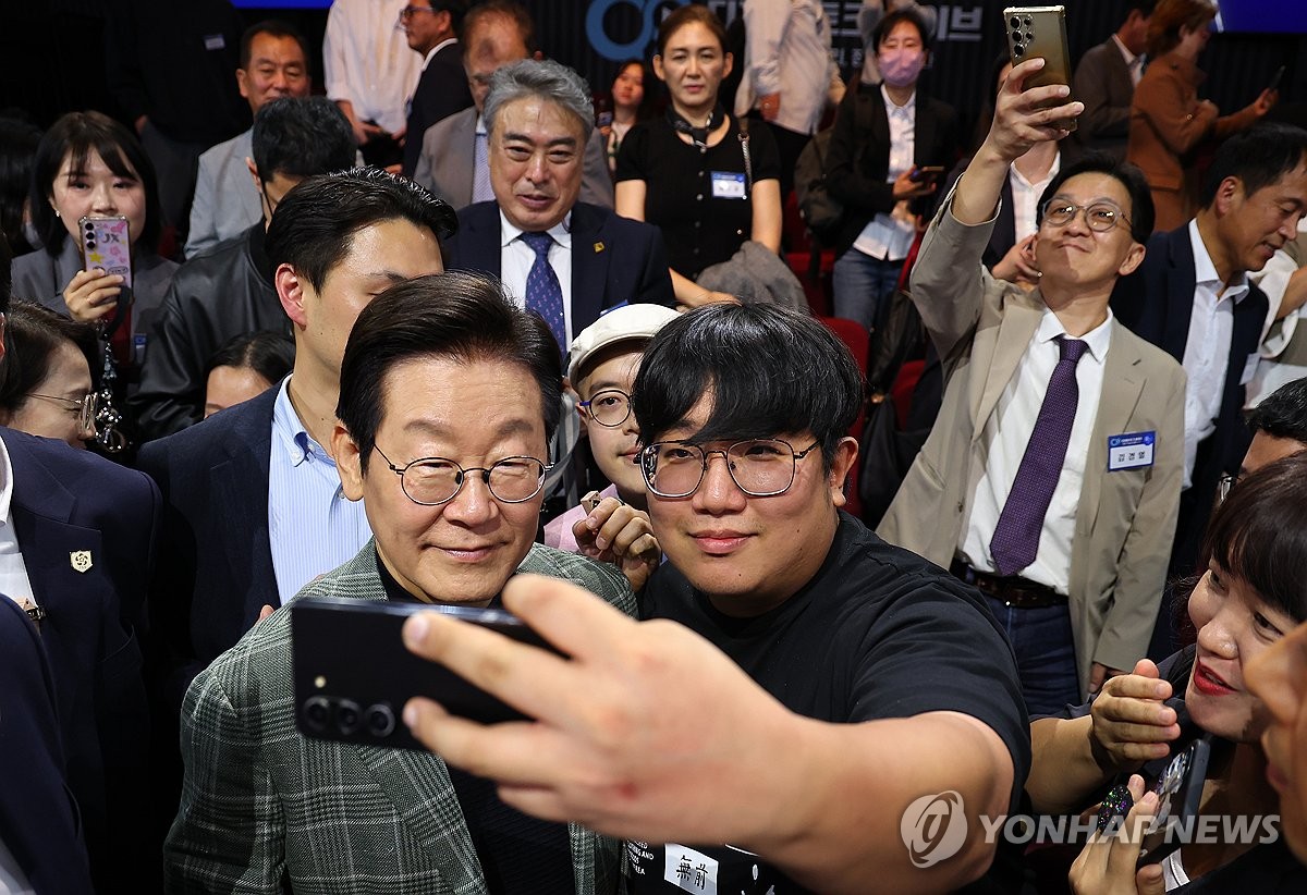 간담회 참석자들과 이재명 대통령