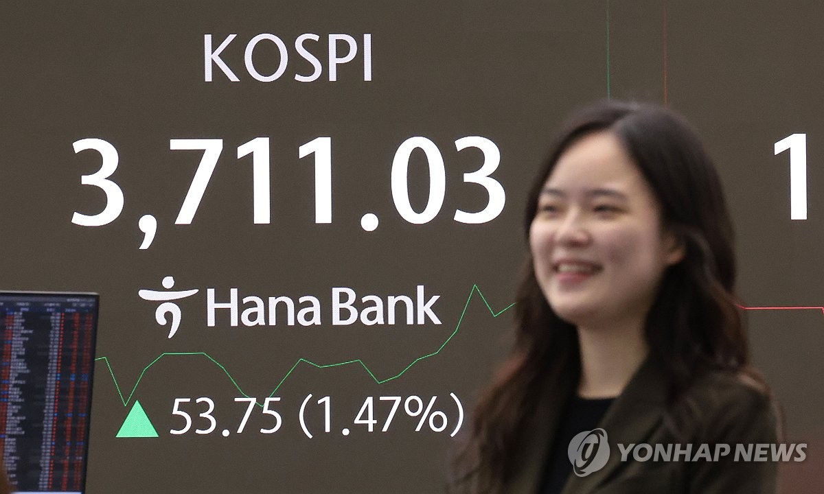 Seoul stocks extend gains late Thurs. morning on tech, auto rally